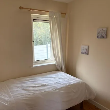 3 Bedroom Home, Walk To Town * Ков