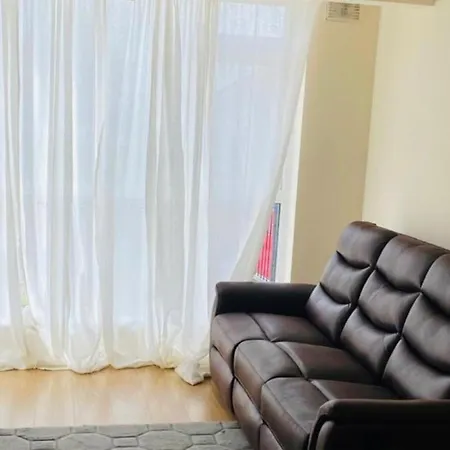 Апартаменты 3 Bedroom Home, Walk To Town