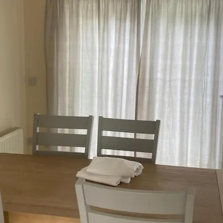 3 Bedroom Home, Walk To Town Appartamento