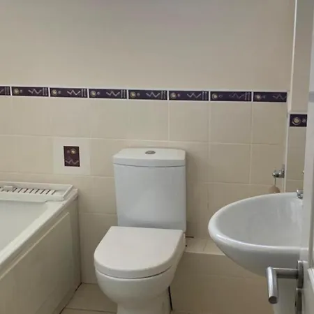 3 Bedroom Home, Walk To Town Апартаменты Ков