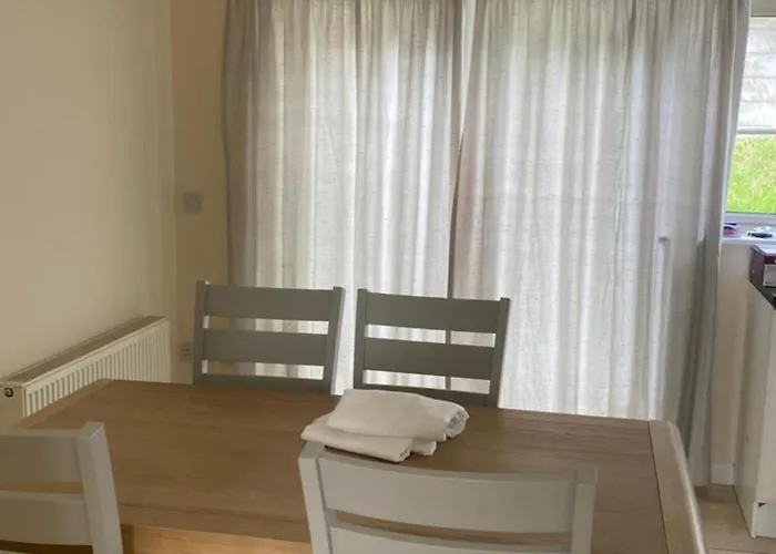 3 Bedroom Home, Walk To Town Appartamento