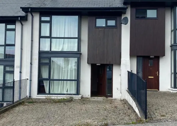 3 Bedroom Home, Walk To Town